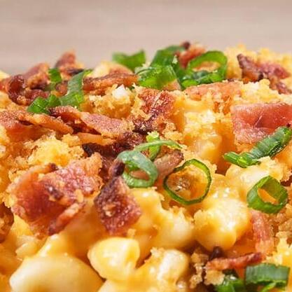 Macaroni with cheese, bacon and small onions